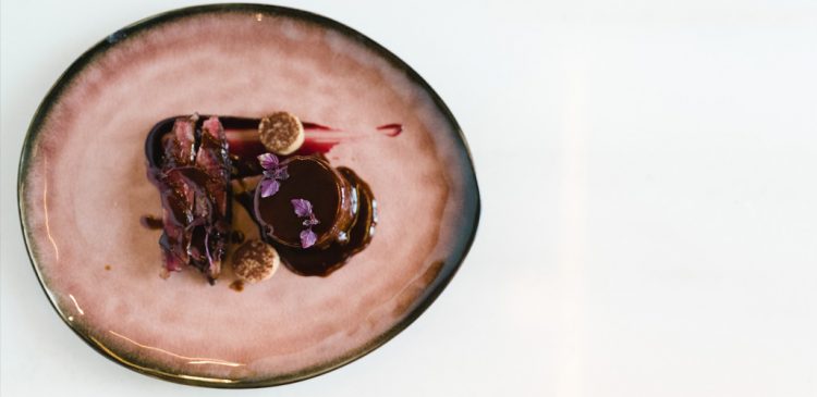  Plato de sopa de fresas aciculadas, queso de cabra artesano y regaliz de Santerra llamado La Cabra